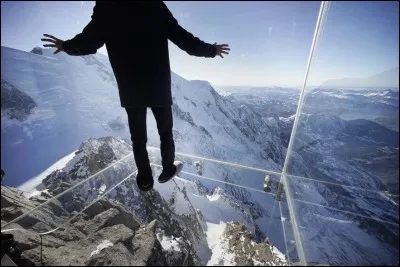 Peut-être que le plus terrifiant, et sublime, serait que ce ''Pas dans le Vide'', soit une plateforme panoramique qui a ouvert en 2013 sur la terrasse du sommet de l'Aiguille du Midi. On propose, à 3842 m d'altitude un cube de verre à cinq faces, entièrement vitré, du sol au plafond qui s'étend au-dessus du précipice :