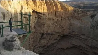 Ce phénomène géologique était un lieu passablement inquiétant pour les gens de la région dans les siècles passés. Haut de 107 m et spectaculaire, le lieu est apprécié par les spéléologues et il est utilisé pour les compétitions internationales. 
Tout en bas, se trouve un lac de 20 m de fond pour plus de 560 000 m³ d'eau. Vous pouvez vous approcher du bord à l'aide d'une passerelle :