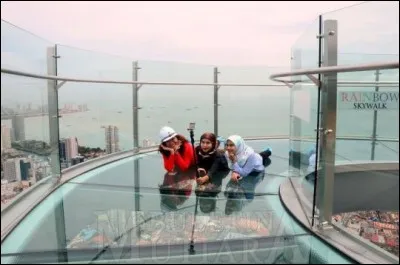 Cette promenade vitrée offre une vue saisissante sur George Town et les environs. Elle est juchée au 68e étage, à presque un quart de km du sol. Elle est faite, assure-t-on, de la même manière ou de la même matière que celle du Grand Canyon.
Mais là finit la comparaison, ici on offre la musique, l'éclairage, c'est ouvert en soirée et il y a le Coco Cabana Bar au sommet :