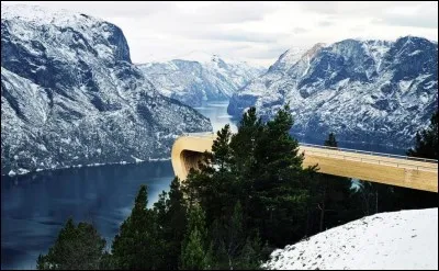Les plateformes panoramiques ne doivent pas nécessairement être en verre, en acier ou avoir une forte inclinaison et être terrifiantes. Le point de vue Stegastein construction est une attraction en lui-même et donne l'impression de sortir de la montagne. Il est large de 4 m et long de 30 m et surtout, haut de 610 m ! Il est fait de bois et d'acier et sa beauté, sa différence font sa renommée :