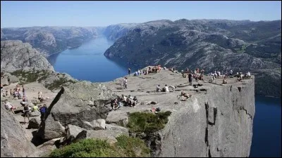Plonger le regard dans le Lysefjord depuis ce rocher en forme de pupitre (la chaire du prêtre) : c'est une expérience qui ne s'oublie pas de sitôt (604 m). Si la perspective de partager le point de vue avec trop de visiteurs (250 000 par année) vous rebute, optez pour la randonnée de nuit et profitez de quelques instants de magie au lever du soleil.
Merci d'avoir voyagé avec moi !