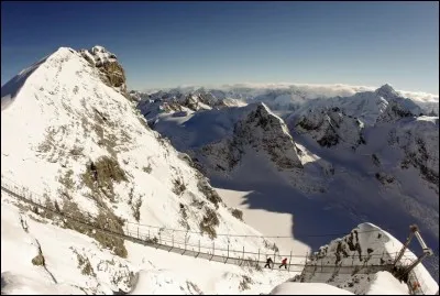 Il serait le plus haut et le plus terrifiant d'Europe mais officiellement, c'est le plus long pont suspendu piétonnier du monde : long de 494 m pour 65 cm de large, on voit ce pont à haubans situé dans la vallée de Zermatt à Randa, en Suisse.
La passerelle s'adresse, il va sans dire, aux randonneurs qui contrôlent leur vertige. Il ne faut pas passer en cas d'orage, vu les dangers de foudre :