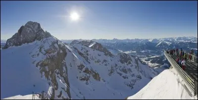 L'escalier vers le néant : sous vos pas se situe le Hunerkogel, soit une descente verticale de 250 m. On la décrit comme la plus spectaculaire plate-forme des Alpes. Chose certaine, les amateurs qui en ont le courage et expérimentent ce pont suspendu ont une vue impressionnante sur toutes les Alpes environnantes :