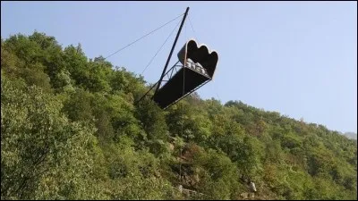 Sissi l'impératrice a séjourné deux hivers à ce château et elle en a fait l'endroit où séjourner à Merano pour les paysages et les magnifiques jardins.
Pour profiter d'une vue d'ensemble, il ne faut pas manquer la plateforme d'observation en forme de jumelles flottant au-dessus des jardins et du vide :