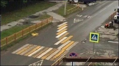 On ne sait pas dans quel pays et dans quelle ville on a ainsi dessiné les passages piétons... C'est pour le moins... ?