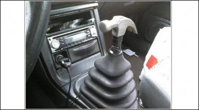 Restons dans les voitures... avec cet incroyable levier de vitesse... qui laisse penser que le propriétaire de la voiture est... ?