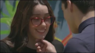 Avec qui Lucy sort-elle ?