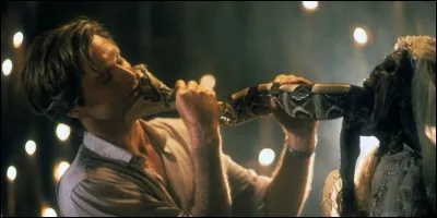 Dans quel film un représentant d'une entreprise pharmaceutique propose-t-il à un anthropologue de partir en quête d'une hypothétique substance utilisée par les sorciers vaudous pour zombifier leurs victimes ?