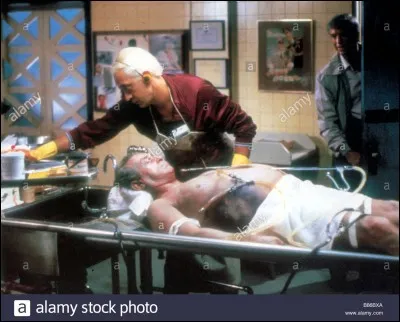 Dans quel film 2 employés libèrent-ils accidentellement un gaz toxique censé ramener les morts à la vie ?