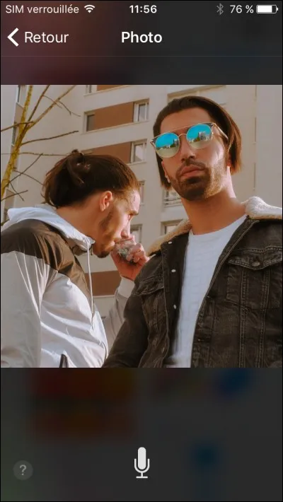 Quel est ce chanteur qui regarde la caméra ?