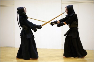 Quel art martial japonais se traduit littéralement par "la voie du sabre" ?