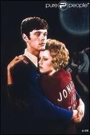 Elle est Gloria dans ce superbe drame, qui expose la 'mode' des Marathons de danse, o de pauvres gens, pendant la crise conomique, tentent de gagner quelques sous en dansant jusqu' l'puisement devant un public