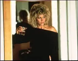 Dans ce film elle est une actrice dchue et sans succs, qui s'adonne  la boisson, et s'veille un matin sans souvenir  ct d'un cadavre