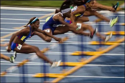 Dans le drapeau des Jeux olympiques, quelle est la couleur du premier cercle ?