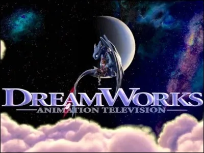 Qu'est-ce qui apparaît dans le ciel au début du film à côté de la lune "DreamWorks" ?