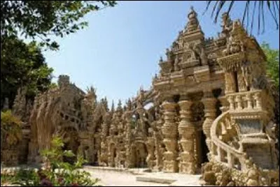 Le Palais idéal a été construit par Ferdinand Cheval. Quel était son métier ?