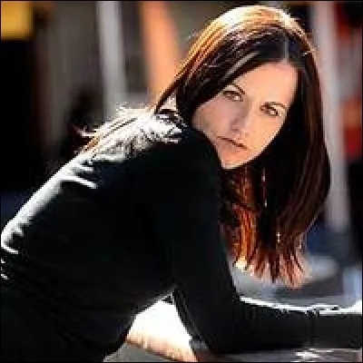 On retrouve la jolie voix de Dolores O'Riodan pour ''Animal Instinct''. De quel groupe était-elle leader ?