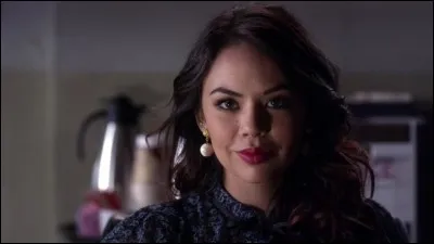 Dans le bunker, pour qui Mona est-elle obligée de se faire passer ?