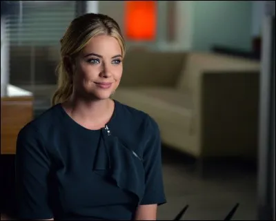 De quelle couleur est la robe de bal d'Hanna lorsqu'elles sont prisonnières ?