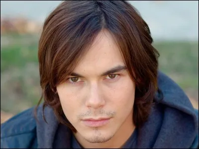 Où était Caleb avant de revenir à Rosewood ?