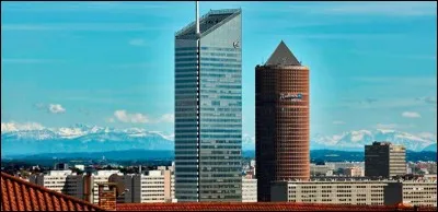 Quelle hauteur la Tour Incity, la plus grande tour de Lyon et la 3e tour de France, atteint-elle ?