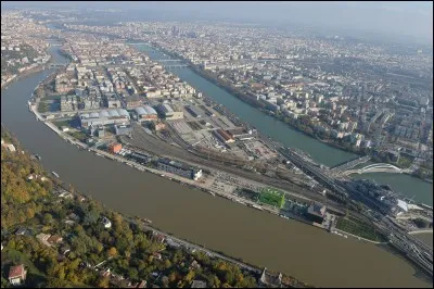 Sur quels arrondissements lyonnais la presqu'île s'étend-elle ?