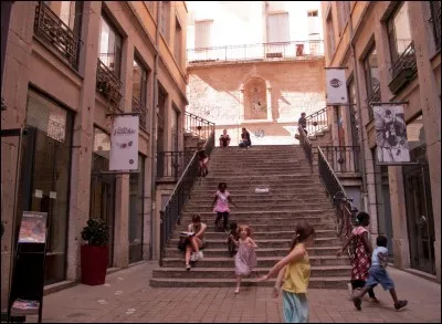 Quel ensemble urbain de la Croix-Rousse est devenu un lieu de mode et de création après avoir été un "coupe-gorge" ?