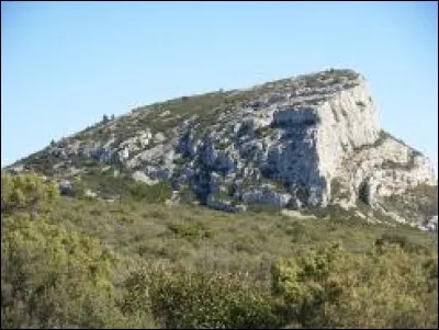 "C'est une énorme tour de roche bleue, elle monte très haut dans le ciel de Provence. Ce n'est donc pas une montagne mais ce n'est plus une colline, c'est... " ?