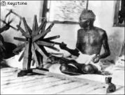 Quel indépendantiste, théoricien de la résistance à l'oppression par la désobéissance civile non-violente, fut assassiné par un fanatique en 1948 ?