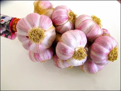 Utile à de nombreux plats, voici l'ail rose. De quelle ville ?
