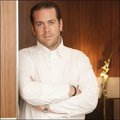 Quel est le nom du restaurant d'Arnaud Lallement qui possède 2 étoiles au guide Michelin ?