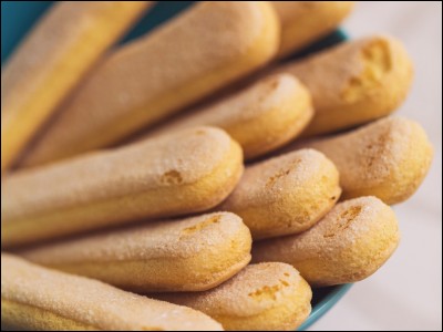 De quelle couleur sont les fameux biscuits de Reims ?