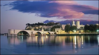 Quel est le nom du célèbre pont d'Avignon ?