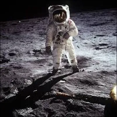 Lors de quel mois de 1969 a-t-on pu voir les images des premiers pas sur la Lune ?
