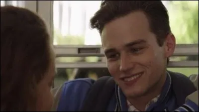 Chez qui Justin habite-t-il maintenant ?