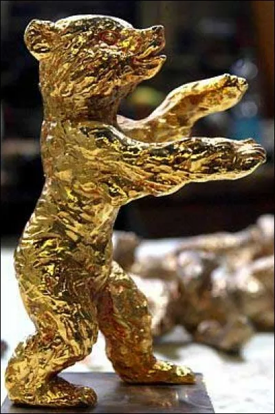 Quel festival de cinéma décerne des Ours comme récompenses ?