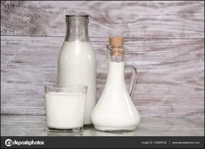 Tu prends ton petit déjeuner, il ne reste qu'une seule bouteille de lait et elle est à moitié vide :