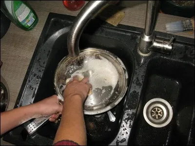 Ta sur te demande de faire la vaisselle car elle est malade et qu'elle se sent trop faible :