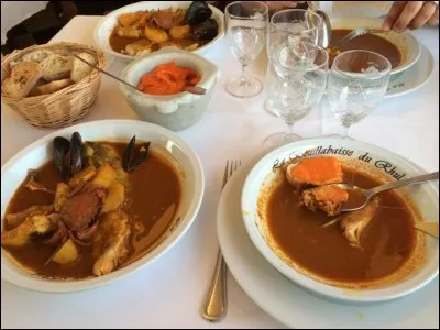 Quelle sauce est indispensable à ce plat, et dont vous tartinerez vos croûtons frottés à l'ail ?