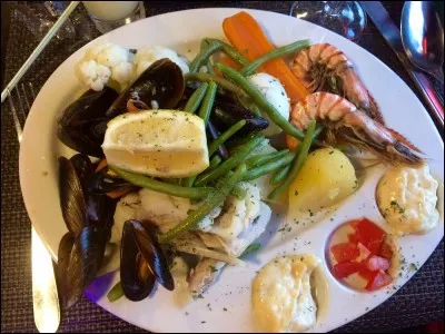 Quelle sauce est indissociable à ce plat ?