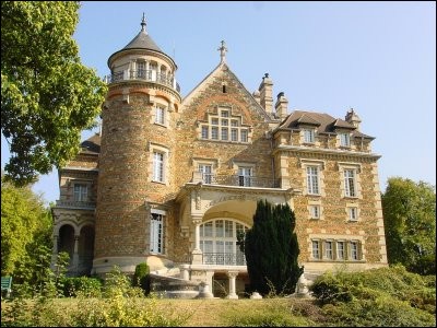 Mon château a été construit en 1748 par le fermier général Gaspard-Hyacinthe de Caze à cette époque mon seigneur. Le 13 Juin 1940 le pont relianT Vaires-sur-Marne à moi est détruit par des artificiers français avant l'arrivée des Allemands à Vaires. Le 28 août 1944, les troupes américaines venant du sud arrivent à moi et à partir de moi, ils bombardent la commune voisine de Vaires. Que suis-je ?