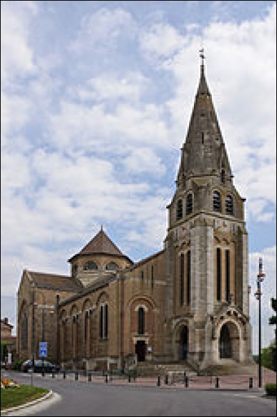 Mon château et mes remparts ont été construits par Clovis en 1612. Durant la campagne de France en 1814 j'ai été occupée par les Russes et durant la guerre Franco-allemande de 1870 j'ai été occupée par les Allemands. Le 4 septembre 1914, l'armée britannique m'abandonne et le lendemain je suis occupée par les Allemands qui me pillent et sont chassés par l'armée britannique le 7 septembre. Je suis..