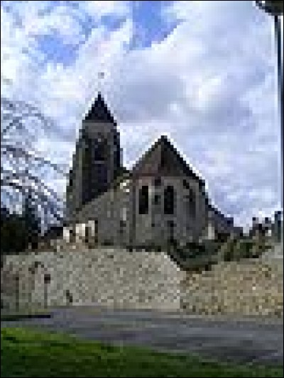 Au VIe siècle, je deviens une villae royale de Clovis en étant la plus importante d'Île de France. En 584, Chilpéric petit-fils de Clovis a été assassiné chez moi. La pierre de Chilpéric est d'ailleurs située dans le parc de ma mairie. Au mileu du VIIe siècle, la reine Bathilde veuve de Clovis III me choisit pour se retirer du pouvoir. On m'a pillée durant la guerre de 100 ans. Que suis-je ?