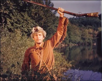 Dans ce film, Fort Alamo, il porte un chapeau fait avec un raton-laveur !