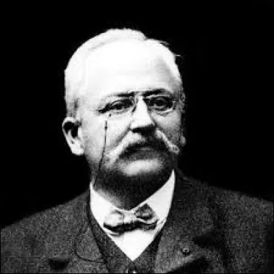 Février 1915 : Qu'a commencé à fabriquer l'entreprise Peugeot quand Armand Peugeot en a pris la direction ?