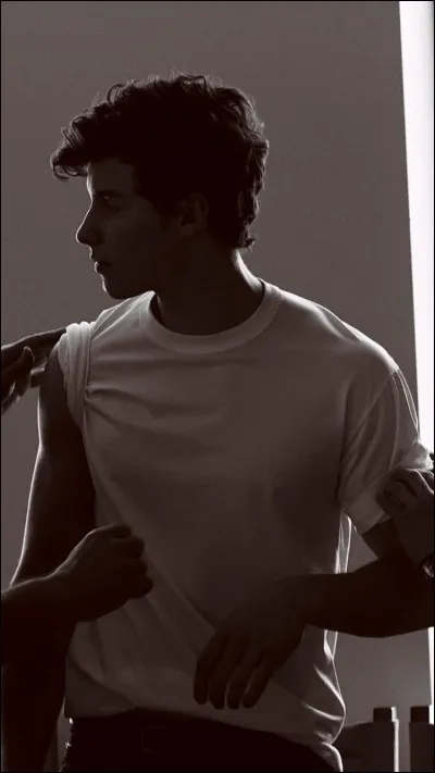 Quel tatouage a-t-il sur le poignet ?