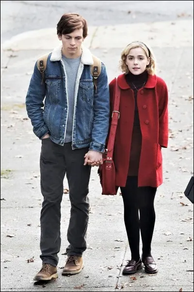 Quelle est la raison pour laquelle Sabrina hésite tant entre le monde des mortels et celui des sorciers ?