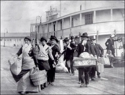 Elle fut la porte d'entrée des immigrants aux XIX et XXe siècles : la légende sous la photo précisait entre 1898 et 1928. Quoiqu'ils transportent tous leurs biens, on ne peut pas dire qu'ils soient bien équipés pour le faire : fallait bien que cela soit pénible un peu pour mériter leur rêve américain et plusieurs l'ont fait.
