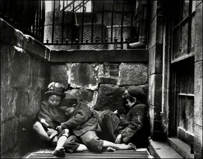 Jacob Riis l'avait vécu ce qu'il voulait photographier : cette image décrit les conditions de vie de ces enfants sans abri à New York en 1890. À cette époque, cette rue offrait parmi les conditions de vie les plus sordides aux États-Unis : le photographe, lui, pensait que montrer cette tristesse aiderait à la changer.