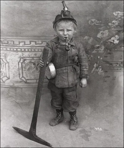 Dans les premières années du XXe siècle, beaucoup d'enfants travaillaient aux mines à séparer les minerais, aux États-Unis : plusieurs photos demeurent pour en authentifier le fait. On voit ici un mineur de charbon en Utah ou Colorado vers 1900 : sur toutes ses photos, on dit qu'il a 8 ans.
Peut-être bien qu'on bonne pipée va lui donner du courage pour sa journée.